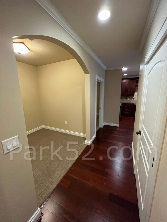 Building Photo - 1 Bed 1.5 Bath Theater District Condo + Am...