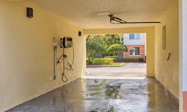 Building Photo - 1305 Myrtlewood Cir E