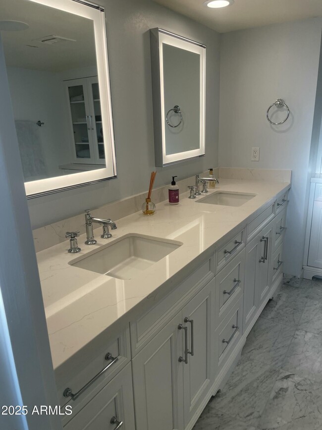 Building Photo - 8526 E Vista Del Lago