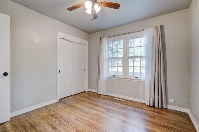 Building Photo - 2433 Gladstone Terrace