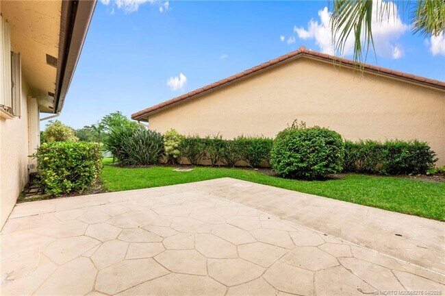 Building Photo - 3281 SW Bobalink Way