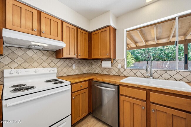 Building Photo - 2216 W Straford Dr