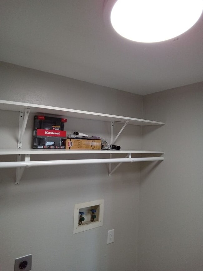 Building Photo - River Oaks Townhouse-Christmas Special!!