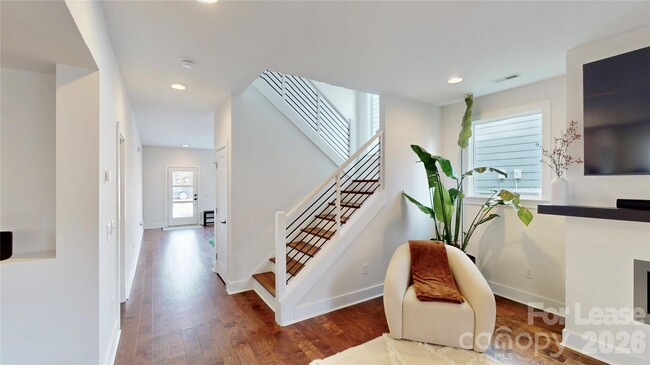 Building Photo - 1220 Lomax Ave