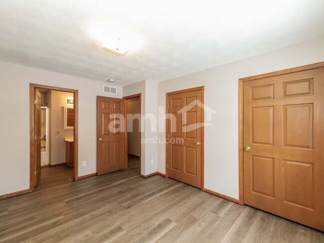 Building Photo - 3042 Bauer Dr