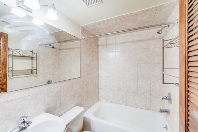 Building Photo - 2417 Laburnum Ave
