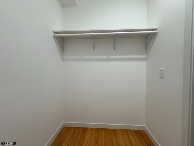 Building Photo - 52 James St