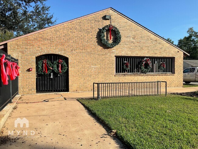 Building Photo - 4003 Highknoll Ln