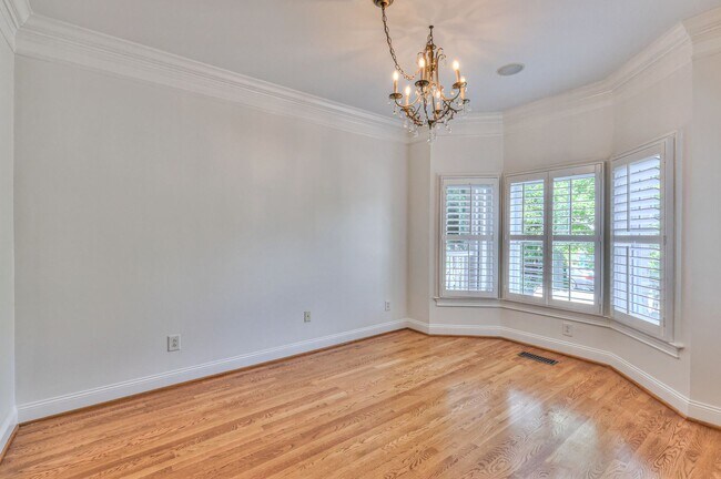 Building Photo - Perfect Brownstone in Sylvan Park near Wes...