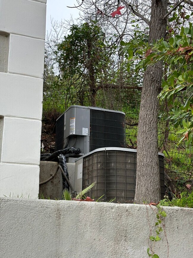 Building Photo - COMING SOON 4-bedroom, 4 bath unit in the desirable Los Feliz