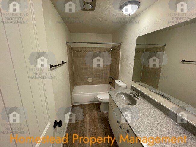 Building Photo - 661