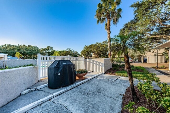 Building Photo - 10626 Longwood Dr
