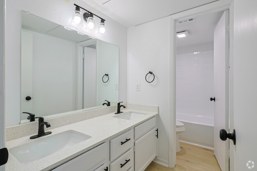 2BR, 1BA - 900SF - Bathroom - Azulina Gardens