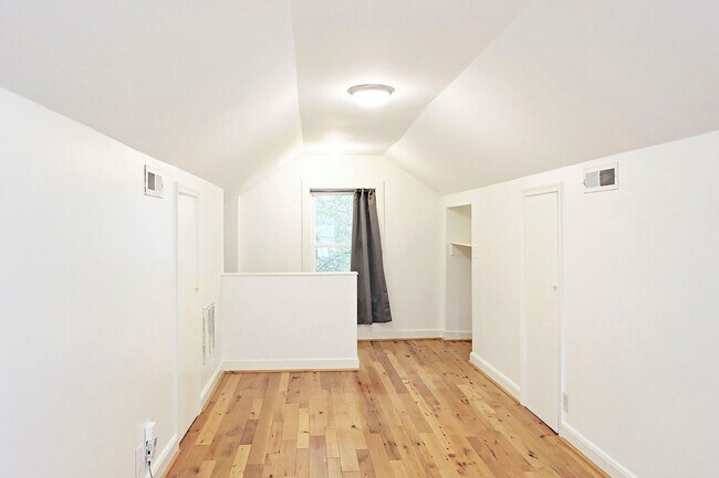 Building Photo - Charming Pet-Friendly Rental Near Pantops & Downtown