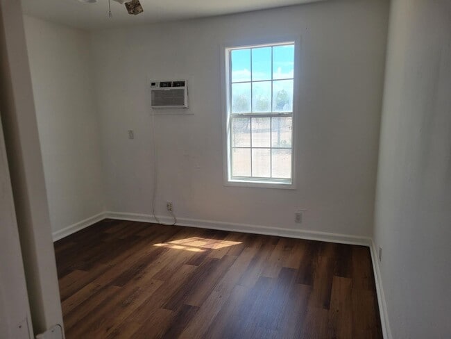 Building Photo - 2 Bed/1Bath and Bonus Room