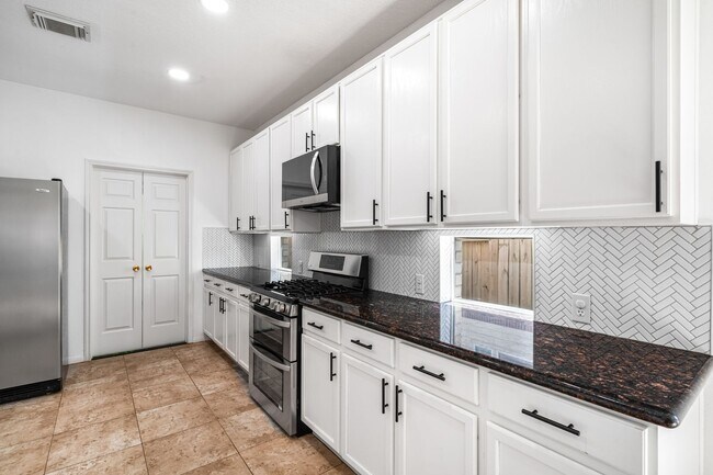 Building Photo - Gorgeous Pulte home in Sunrise Lakes