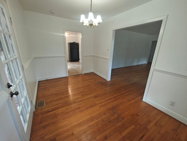 Building Photo - 3 bedroom home with fenced rear yard