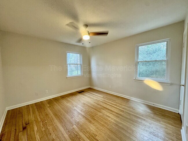 Building Photo - 1452 Elm St