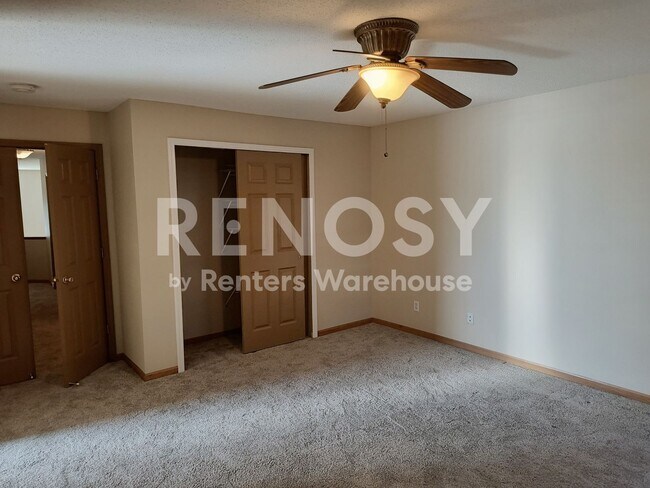 Building Photo - 4BD/3.5BA Townhome in Apple Valley Available Now!