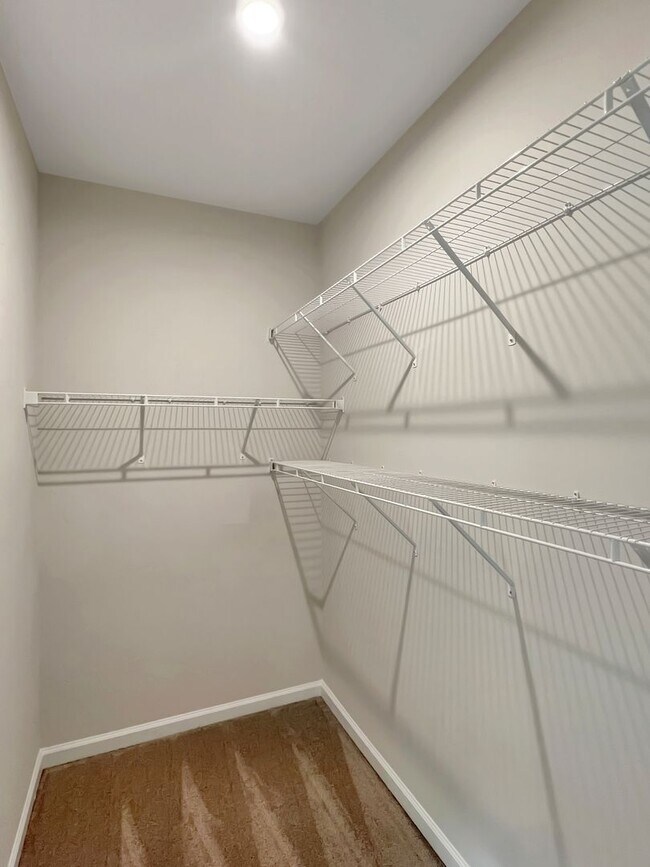 Building Photo - Move-In Ready Townhome with Finished Basem...