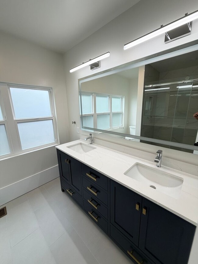 Building Photo - 3 Bed 2 Bath Apartment, New Construction In Cleveland Heights (With Garage)