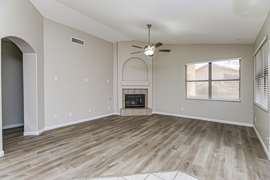 Building Photo - 477 E Devon Dr