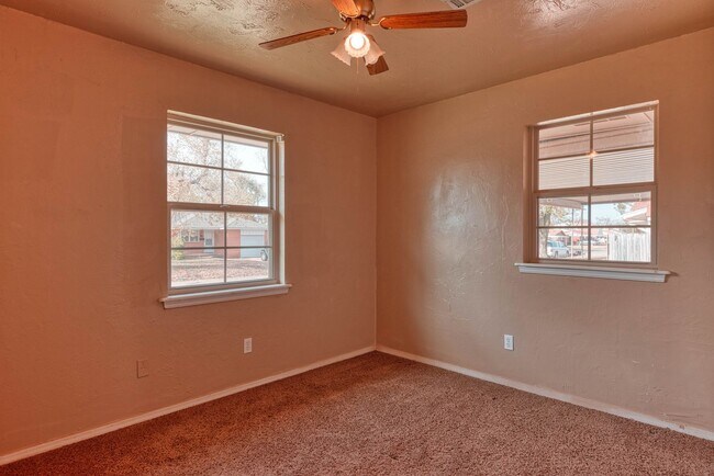 Building Photo - 204 Vickie Dr