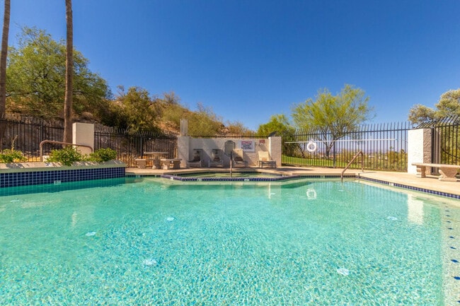 Building Photo - 5002 E Siesta Dr