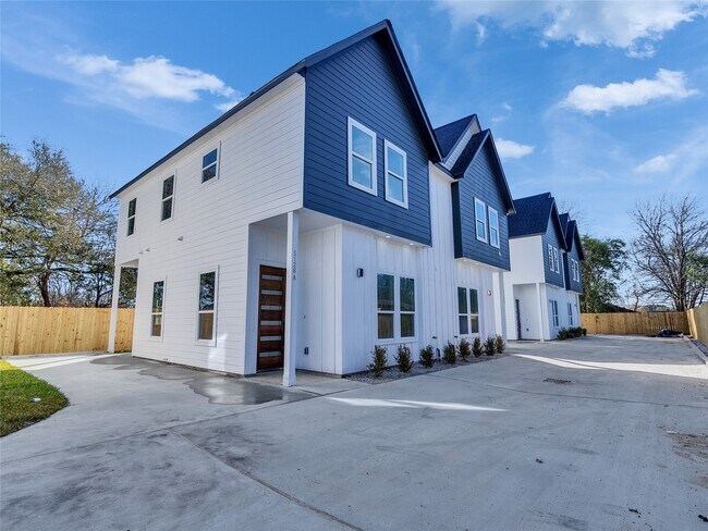 Building Photo - 5128 Clover St