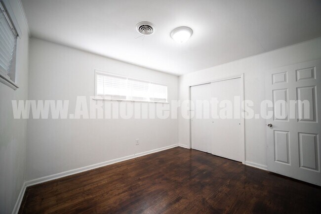 Building Photo - Centrally Located Home!