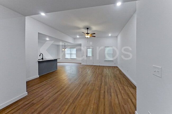 Building Photo - 142 Hughes Dr