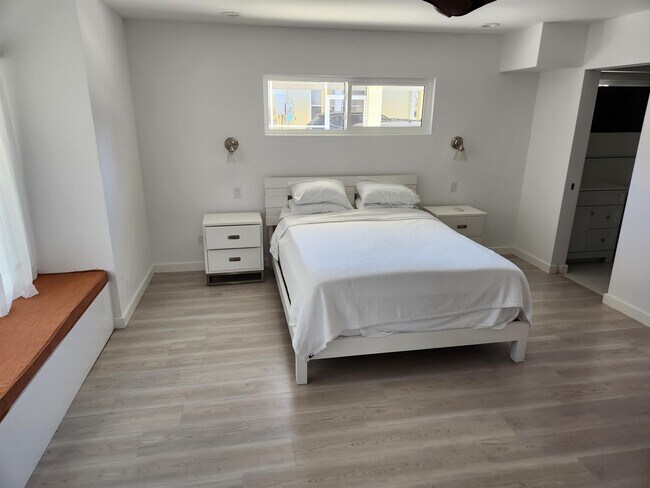 Building Photo - 513 Mulholland Park