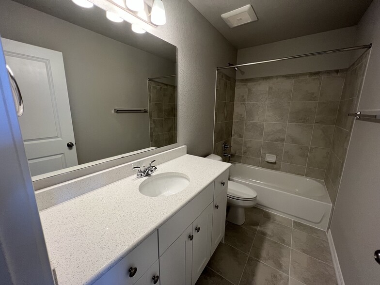 Building Photo - 7862 Kirwin Hts