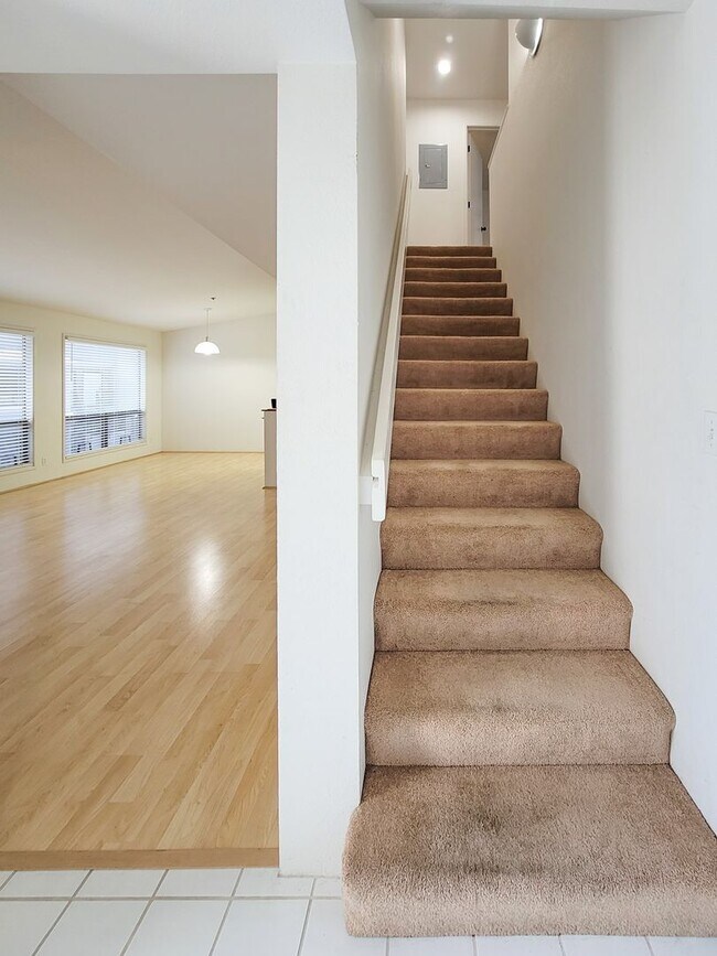 Building Photo - Rarely Available 2BR / 2.5Bath / 2 Parking Carport with 2 Storage Lockers at Nuuanu Streamside!