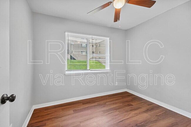 Building Photo - 2421 Lindsay Ave
