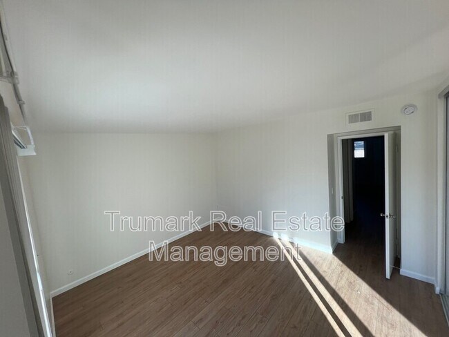 Building Photo - 2719 Montrose Ave