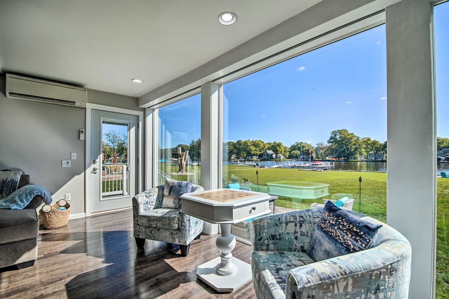 Building Photo - 2712 Shorewood Dr