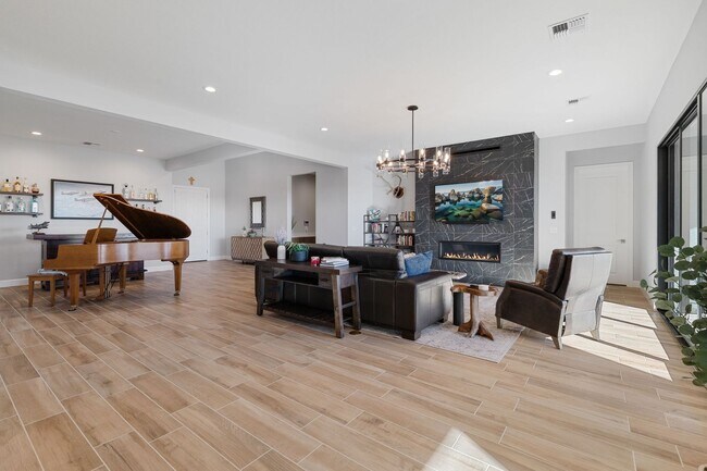 Building Photo - 4 Bedroom Home in Stonebrook