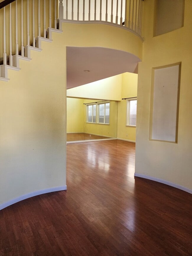 Building Photo - 5 Bedroom 3 Bathroom with 3 car Garage in the Sylvan School District