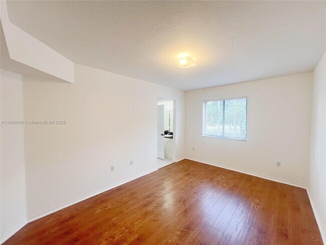 Building Photo - 9340 Fontainebleau Blvd