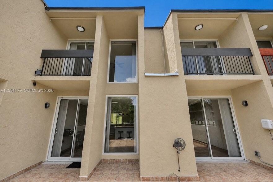 Building Photo - 9133 Fontainebleau Blvd