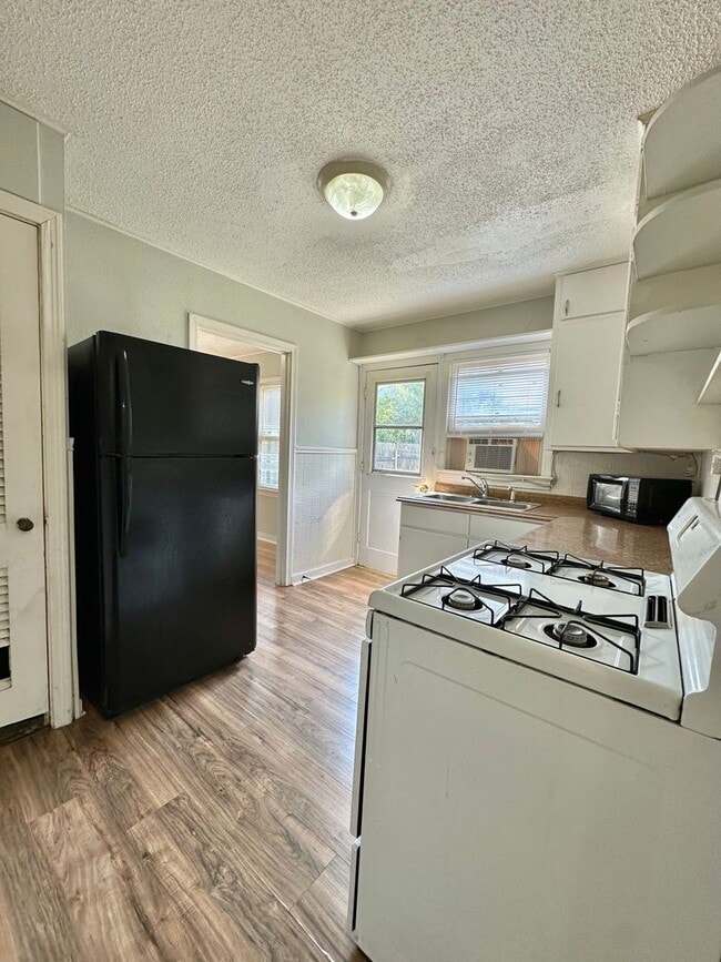 Building Photo - COMING MARCH 2026 - Cozy Santa Rita Duplex!