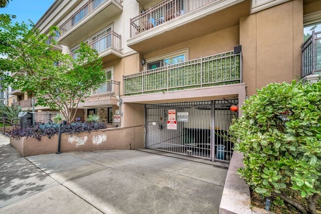 Building Photo - 141 S Clark Dr
