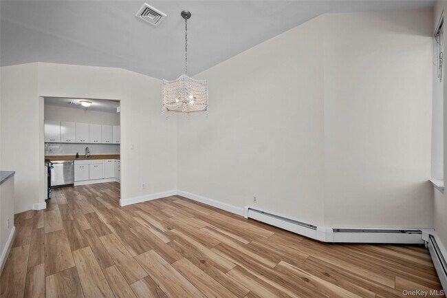 Building Photo - 520 Ashford Ave