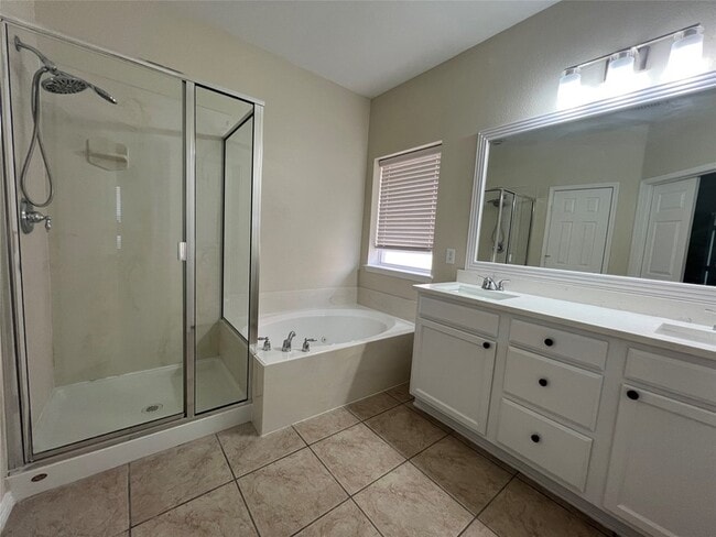 Building Photo - 15632 Gatehouse Dr