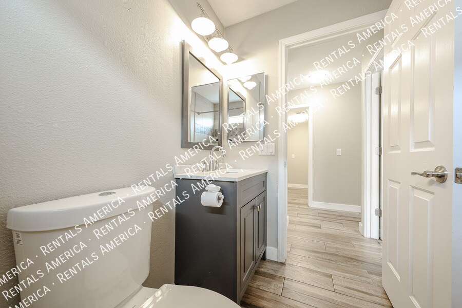 Building Photo - 2305 E Cherry Hills Pl