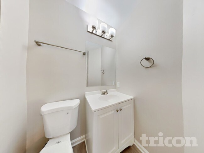 Building Photo - 101 N Lakeside Dr