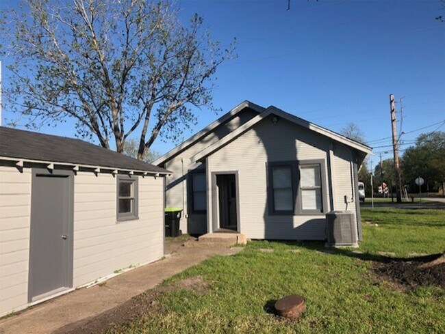 Building Photo - 3022 School St