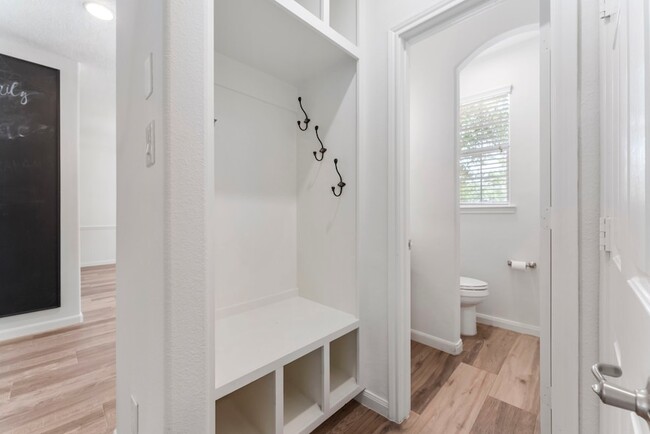 Building Photo - 2 Granite Path Pl