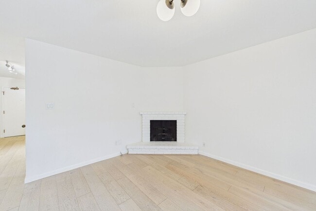 Building Photo - Quiet, light-filled 2BR condo with a private south-facing deck,